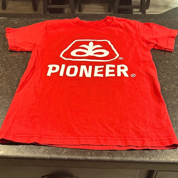Pioneer Seeds red youth large short sleeve t-shirt. NWOT - Picture 1 of 5